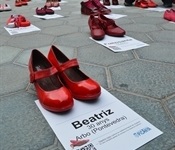La plaça de l'Ajuntament es plena de sabates roges contra la violència de gènere