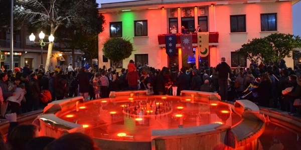 La festa de la Vespra de Reis plenà la plaça de l'Ajuntament