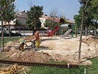 Instal·lació de paviment de seguretat sota els Jocs Infantils dels parcs municipals 10
