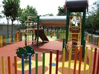Instal·lació de paviment de seguretat sota els Jocs Infantils dels parcs municipals 8