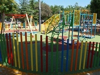 Instal·lació de paviment de seguretat sota els Jocs Infantils dels parcs municipals 4