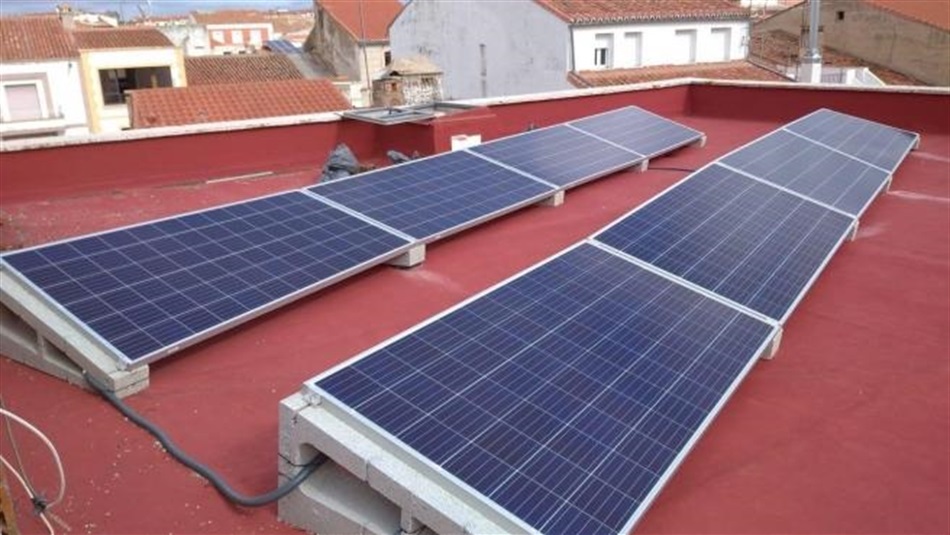 placas-solares-instaladas-en-un-edificio