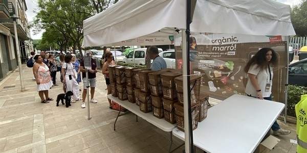 Més de 600 persones, en els primers dos dies, s'acosten als punts informatius per a conèixer el funcionament dels nous contenidors marrons